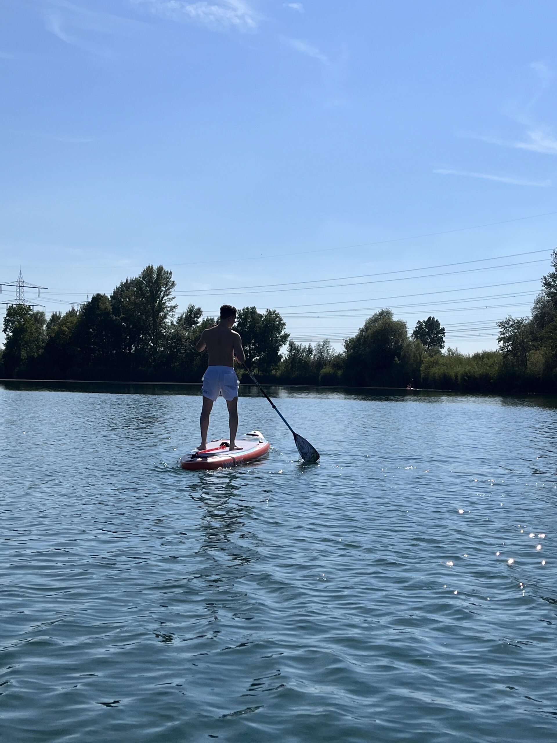 Mehr über den Artikel erfahren Die besten SUP-Spots rund um Hockenheim: Hier lohnt sich das Stand-Up-Paddling