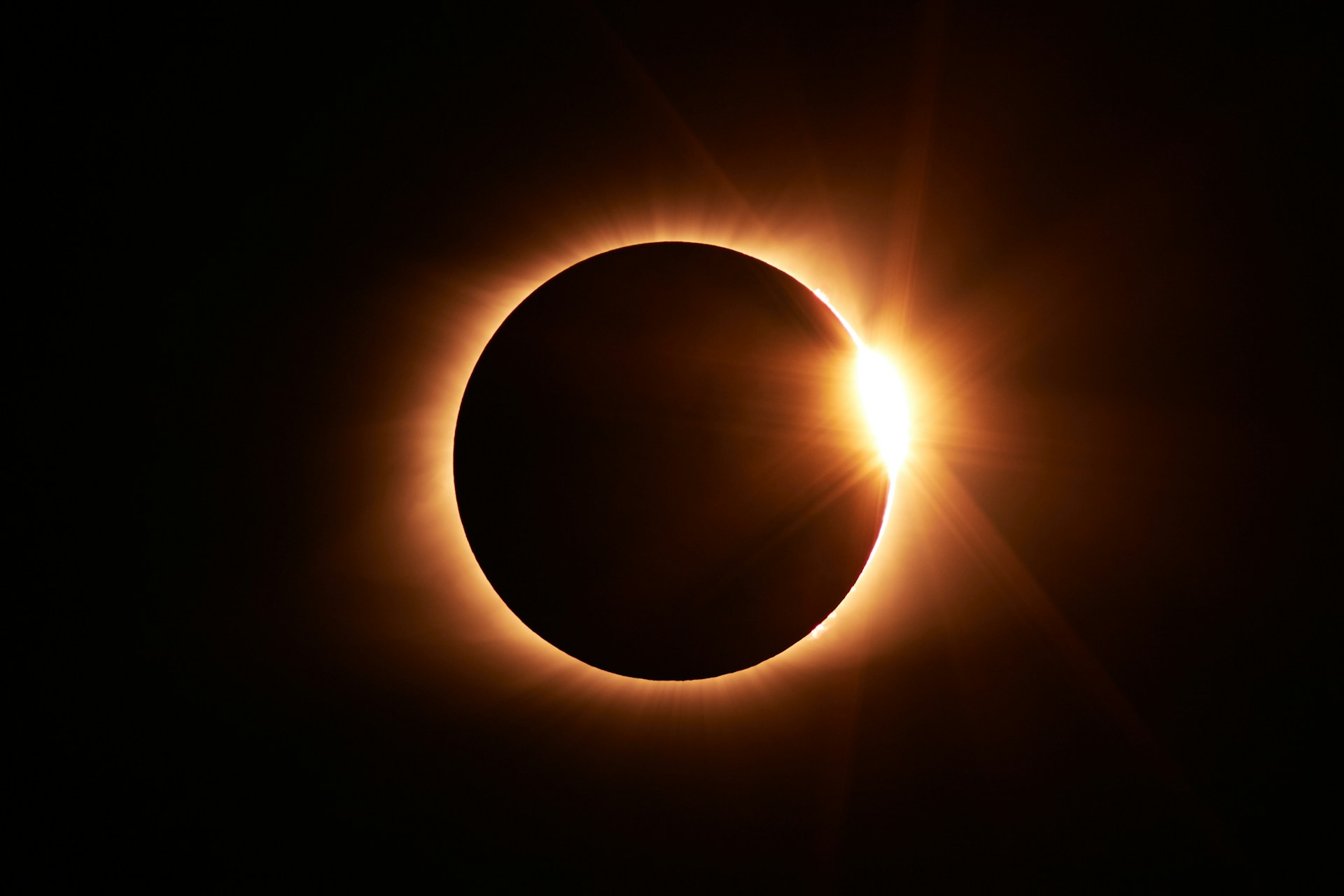 Mehr über den Artikel erfahren Sonnenfinsternis 2026 in Hockenheim: Wann sie zu sehen ist und wo die besten Plätze sind